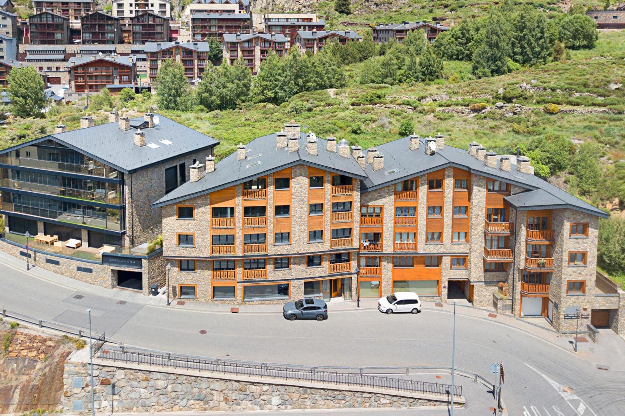 Andorra Family Mountain - Happy